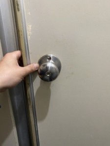 トイレ開かない　開錠
