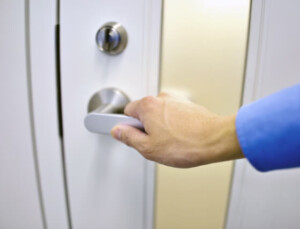 事務所のドアの補助錠の取付作業依頼