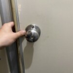勝手口ドアの鍵交換作業