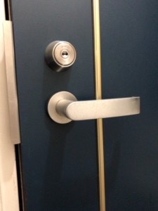 入居者鍵紛失　玄関開錠と交換作業