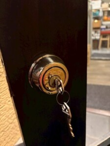 玄関の鍵を無くした時のリスクと対処法