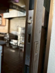 雨の日に鍵の調子が悪くなる理由